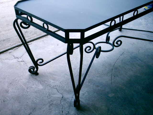 Mesa ornamentada de forja